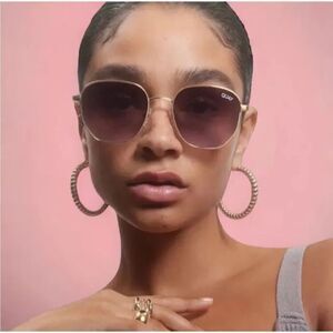 Quay Australia Big Time Round Sunglasses Rose Navy & Quay Plastic Case